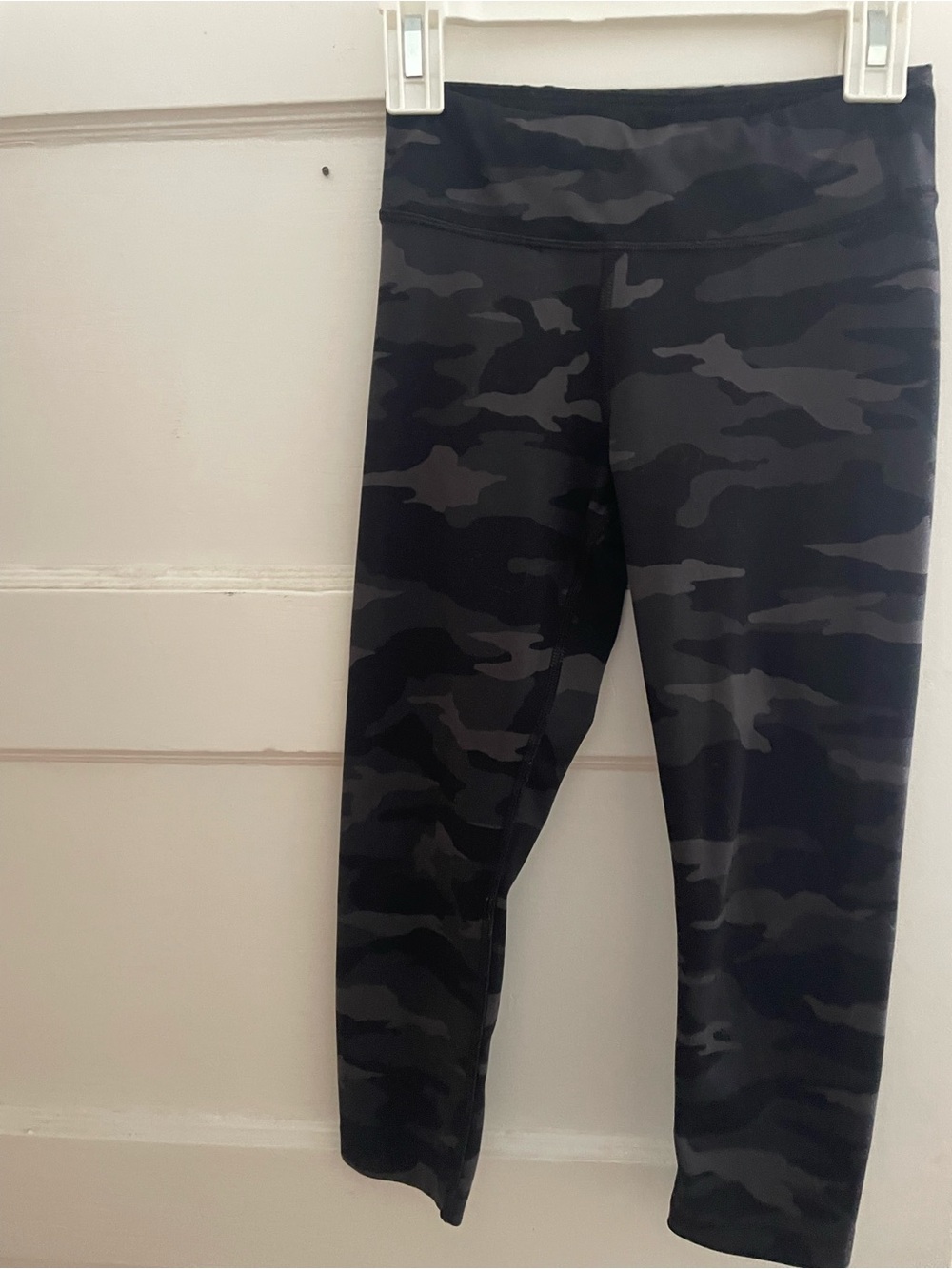 Athleta Girl Black Camo Leggings 

Girls Medium (8-10) 

EUC